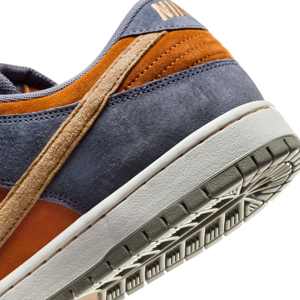 SOULIER NIKE SB DUNK LOW PRO - LIGHT CARBON/SESAME-MONARCH-SUMMIT WHITE